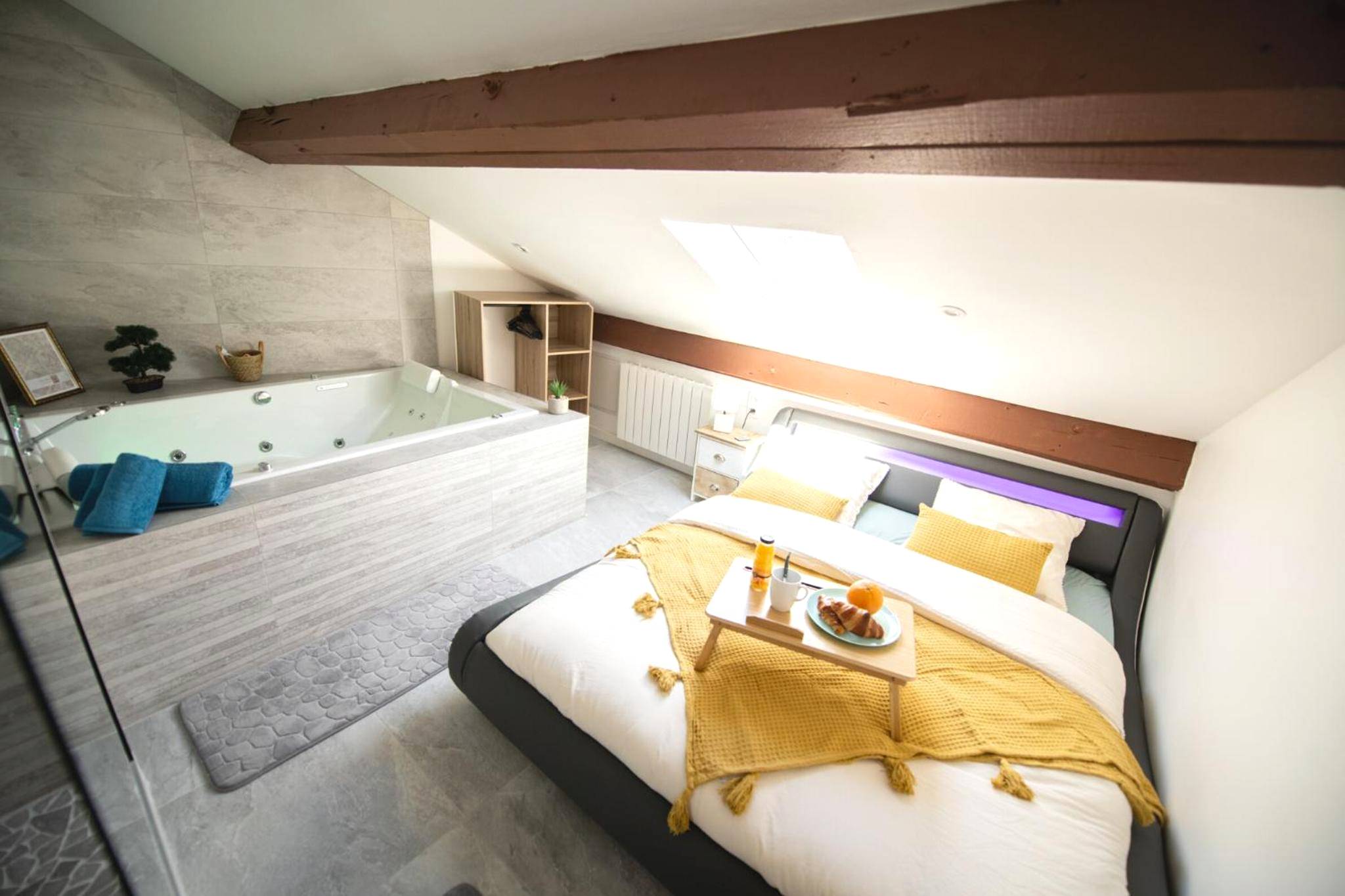 Lit double avec plateau petit - déjeuner - Lova Spa Saint - Etienne