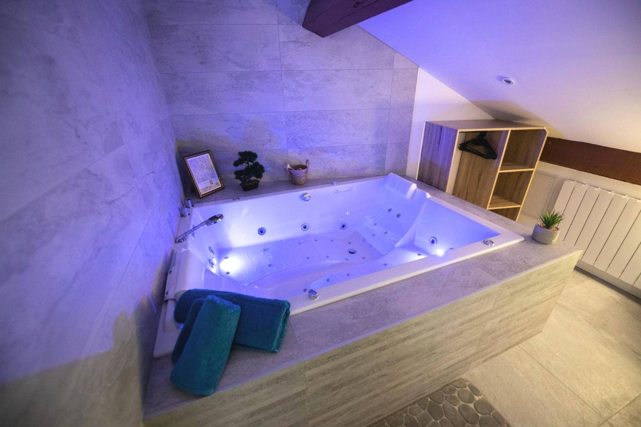 Baignoire balnéo avec éclairage LED violet - Lova Spa Saint - Etienne