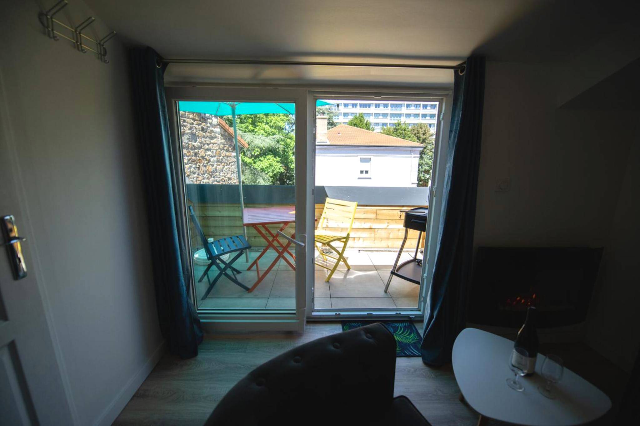 Terrasse aménagée avec table et chaises - Lova Spa Saint - Etienne