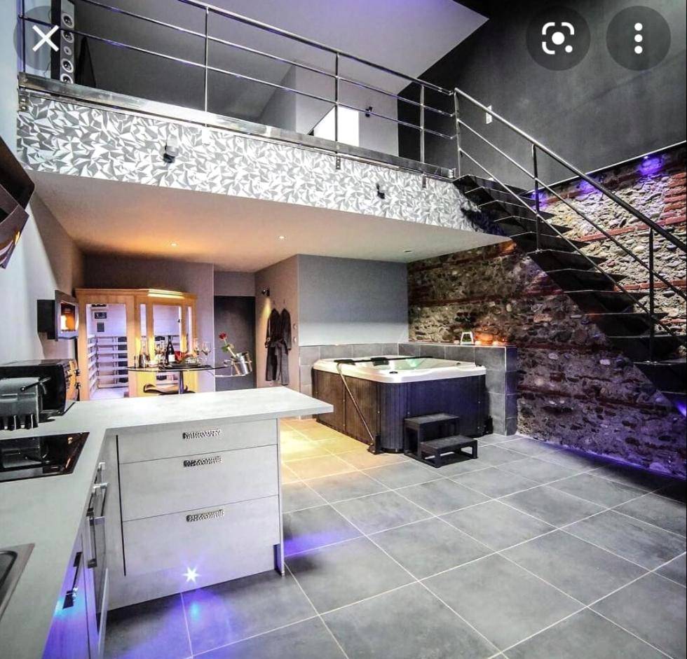 Loft avec jacuzzi et mur en pierres apparentes - Love Room Saint - Julien - sur - Garonne - lovalcove