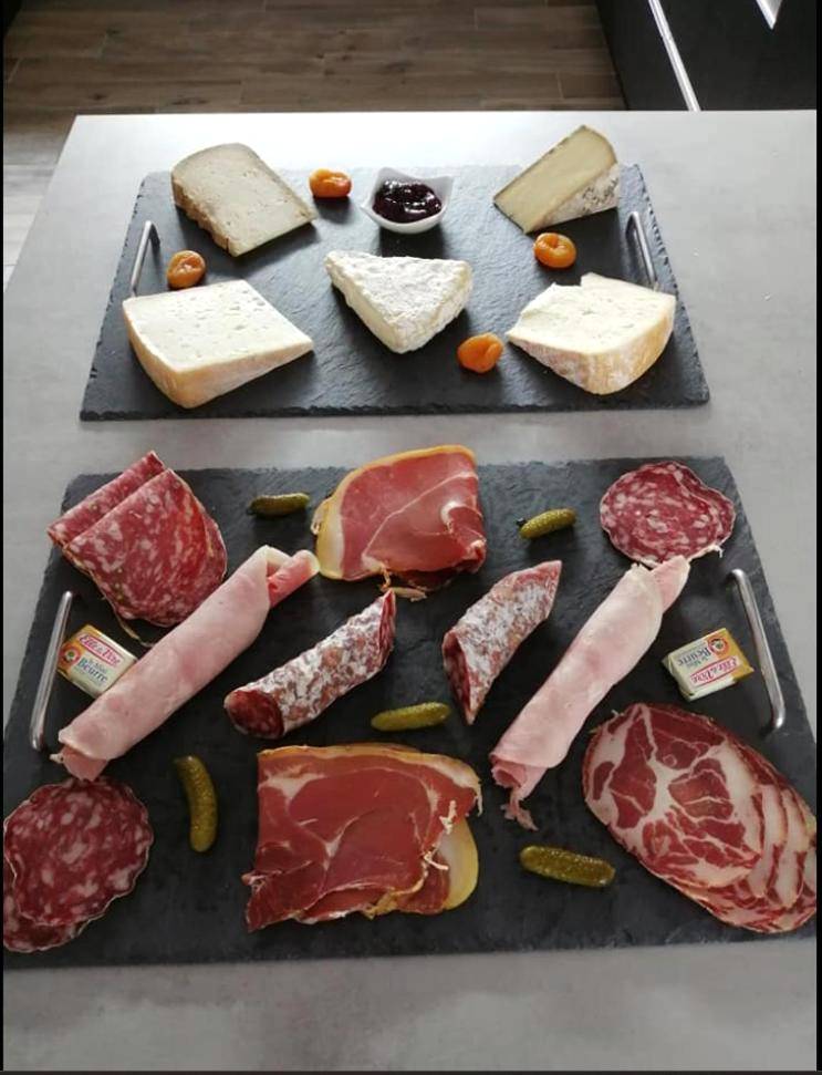 Planches de charcuterie et fromages affinés - lovalcove