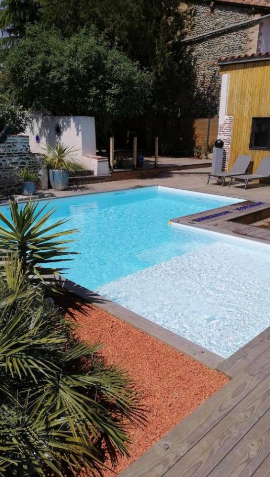 Piscine extérieure avec terrasse en bois - lovalcove