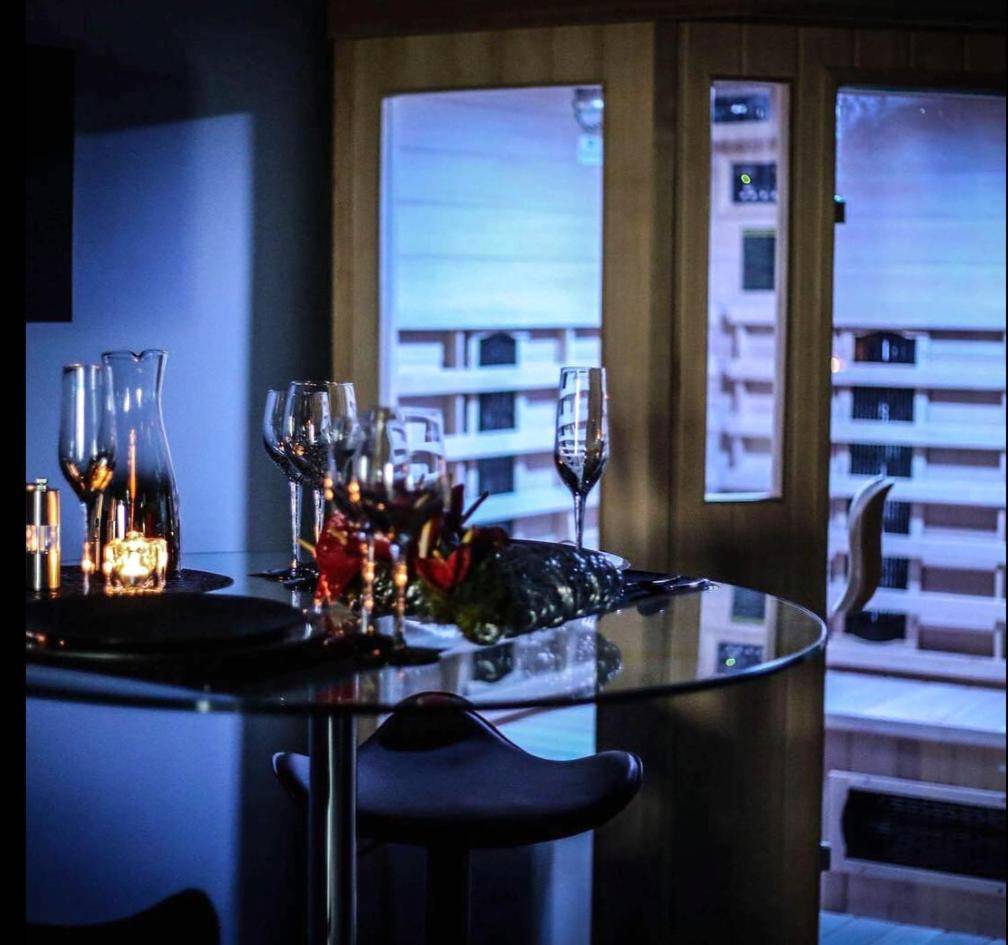 Table dressée face au sauna privatif - lovalcove