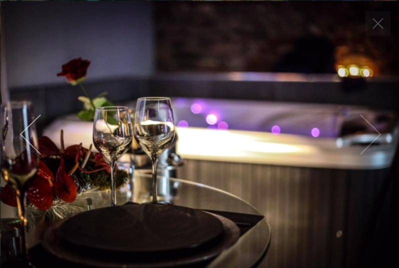Dîner aux chandelles avec jacuzzi en fond - lovalcove