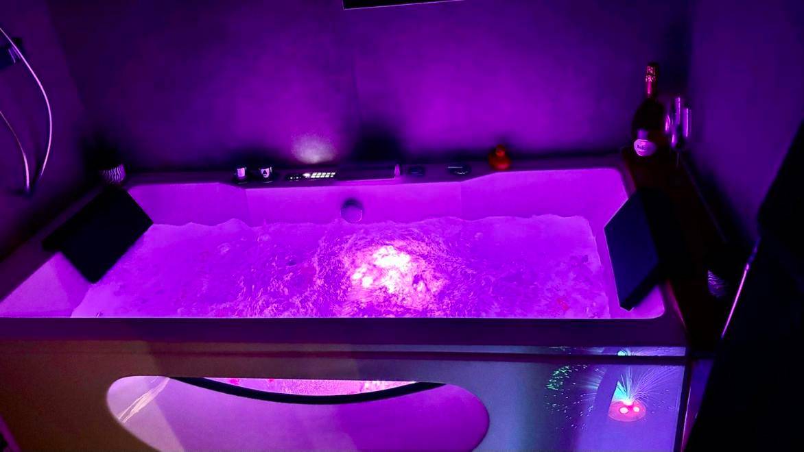 Baignoire balnéo avec éclairage violet - Love Room Lussas - LOV'ARDECHE - Gîte Balnéo Glamour