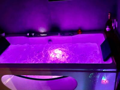 Baignoire balnéo avec éclairage violet - Love Room Lussas - LOV'ARDECHE - Gîte Balnéo Glamour