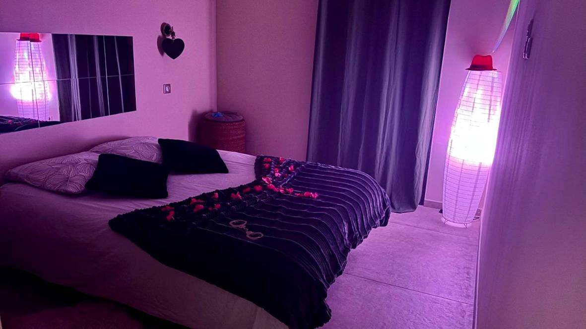 Chambre romantique avec pétales de roses - LOV'ARDECHE - Gîte Balnéo Glamour