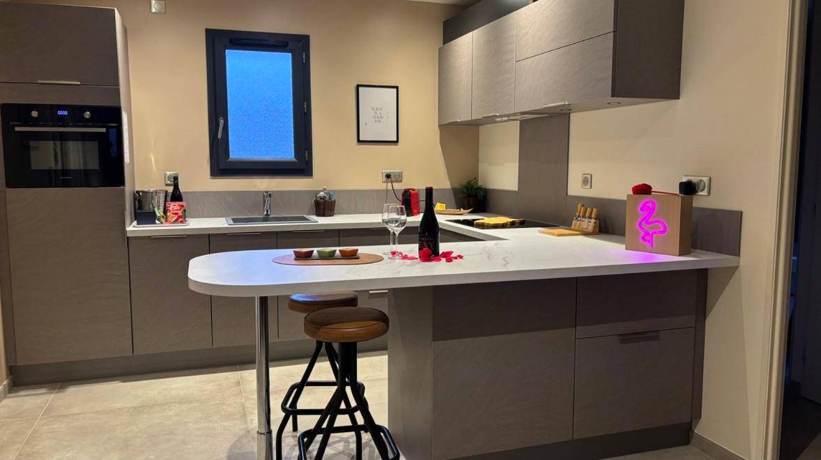 Cuisine équipée avec mange - debout - LOV'ARDECHE - Gîte Balnéo Glamour