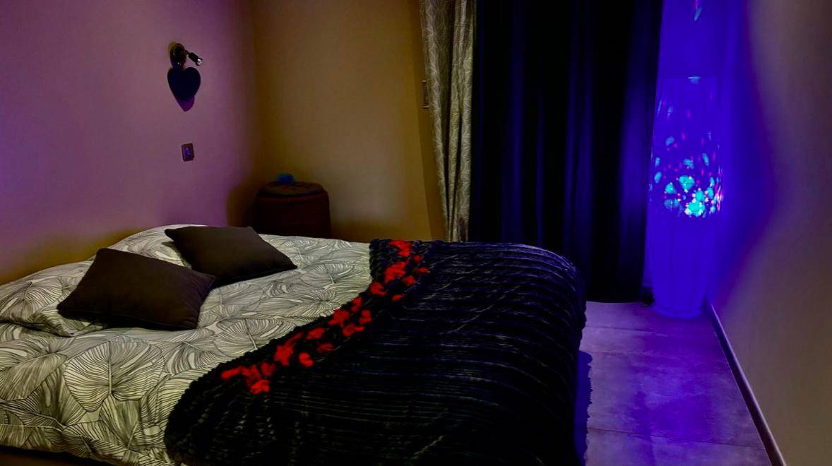 Lit double sous lumière d'ambiance bleue - LOV'ARDECHE - Gîte Balnéo Glamour