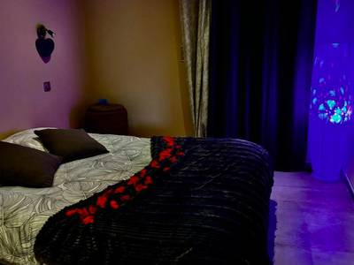 Lit double sous lumière d'ambiance bleue - LOV'ARDECHE - Gîte Balnéo Glamour