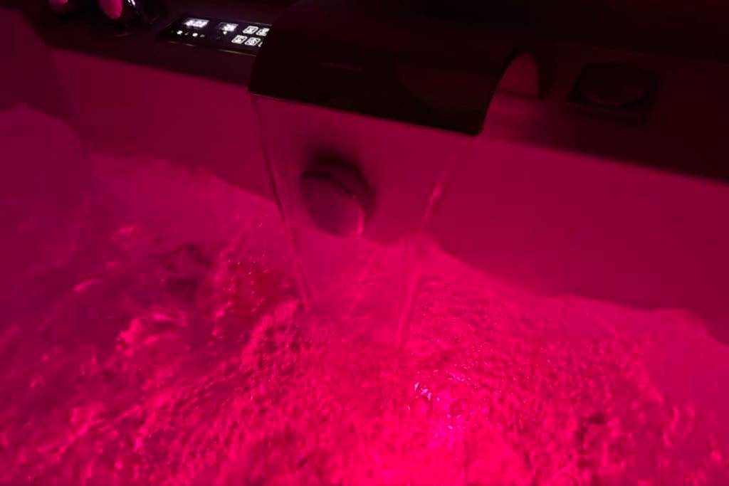 Cascade d'eau lumineuse dans jacuzzi - LOV'ARDECHE - Gîte Balnéo Glamour