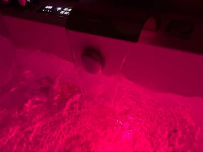 Cascade d'eau lumineuse dans jacuzzi - LOV'ARDECHE - Gîte Balnéo Glamour