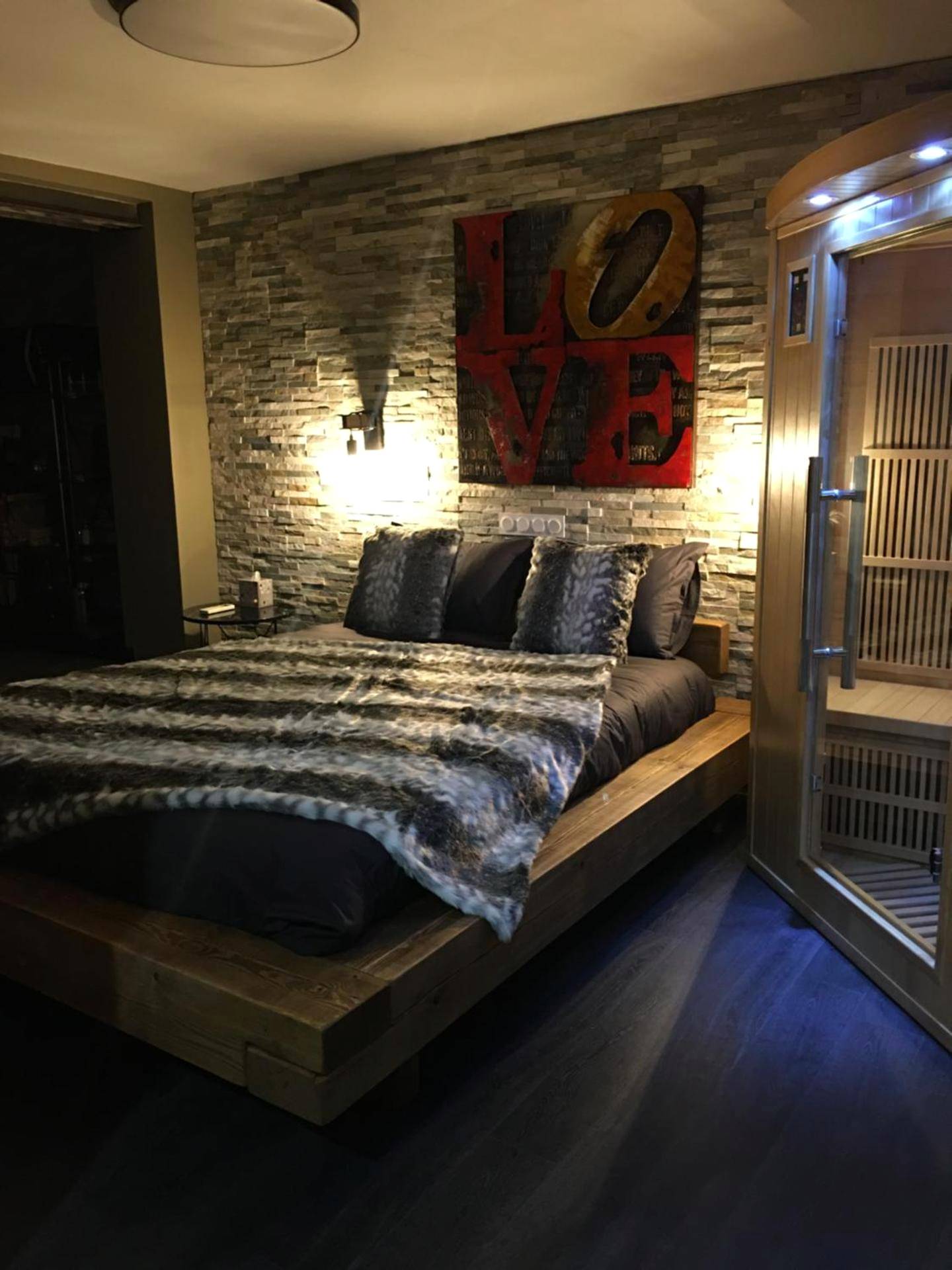 Lit double avec jeté de lit en fourrure - Love Room Meynes - Love and Spa