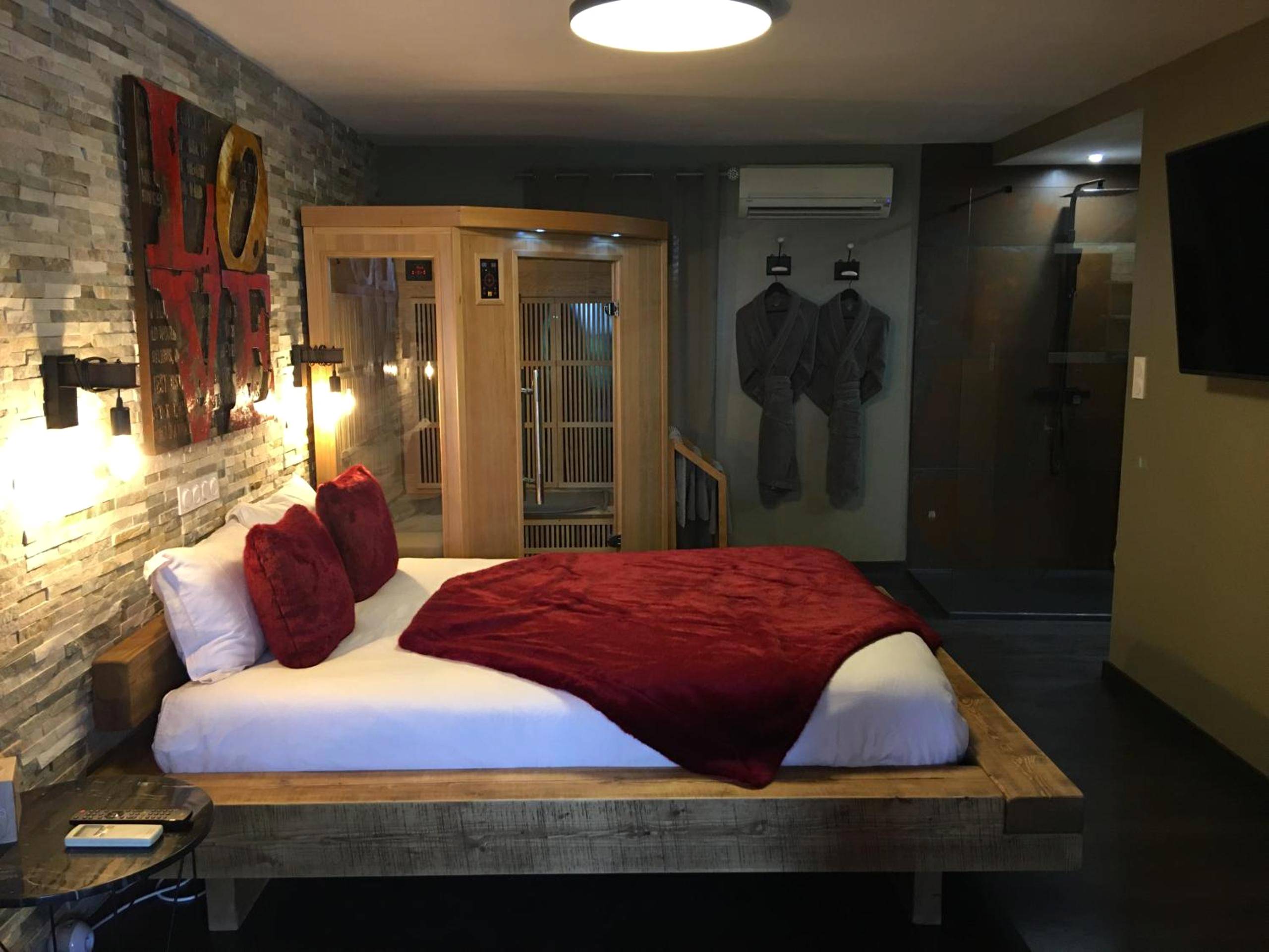 Chambre avec sauna privatif et lit king size - Love and Spa