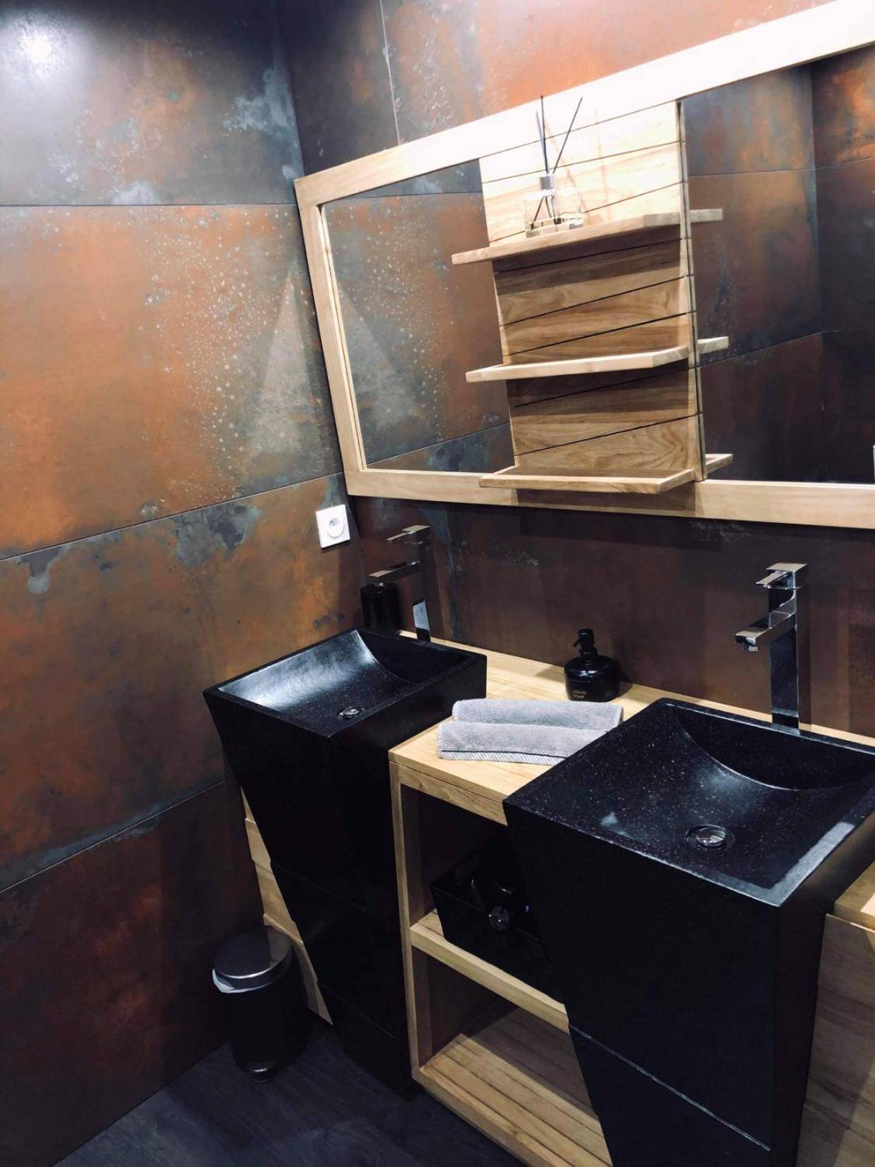 Double vasque noire sur meuble en bois - Love and Spa