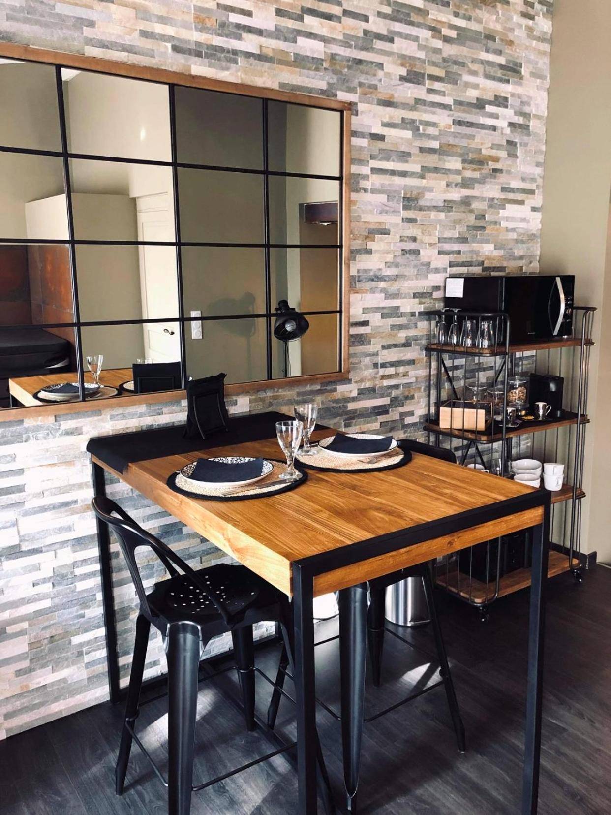 Espace repas avec table haute et miroir verrière - Love and Spa