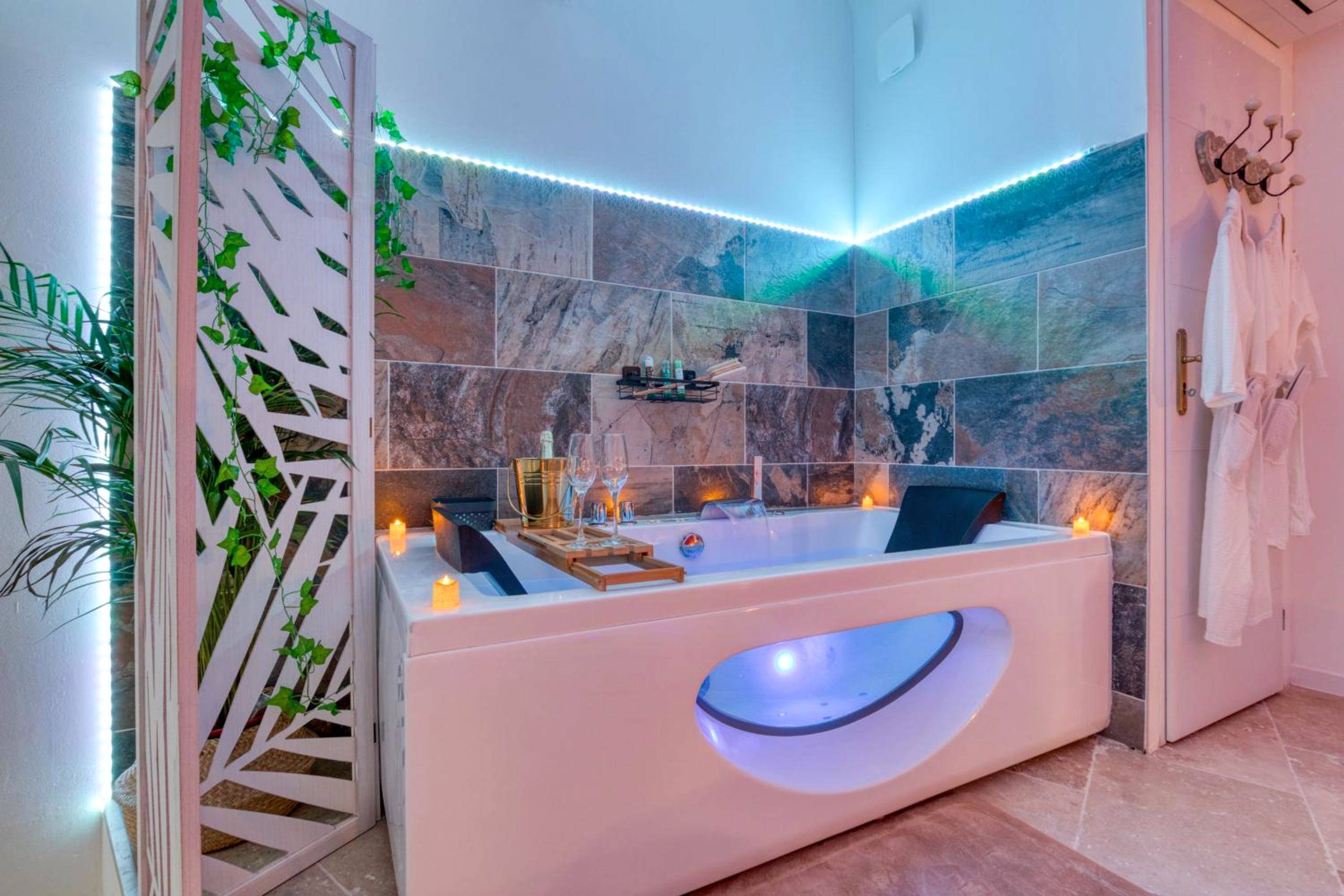 Baignoire balnéo avec leds et bougies - Love Room Lézignan - la - Cèbe - Le love baroque