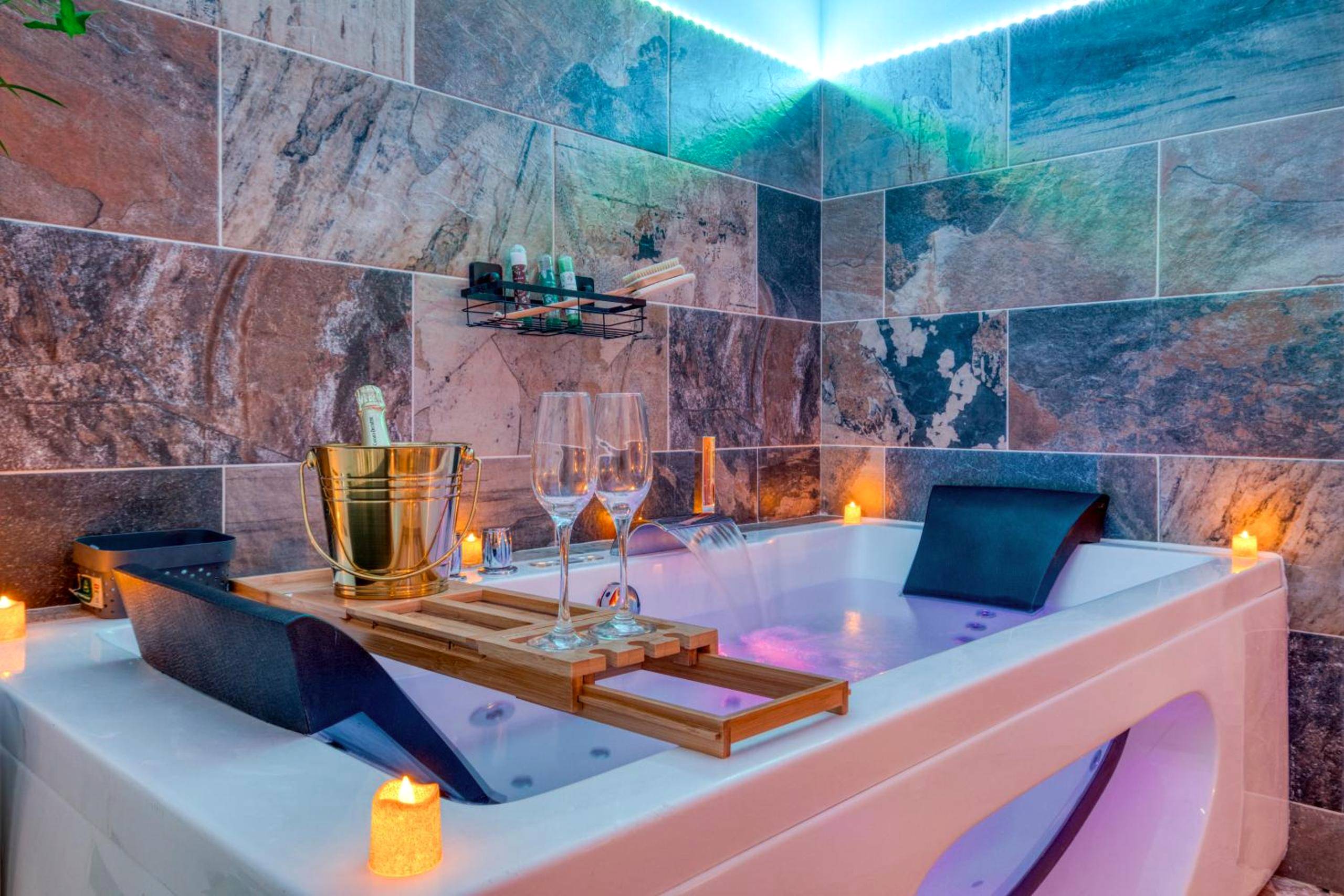 Jacuzzi privatif avec plateau de champagne - Le love baroque