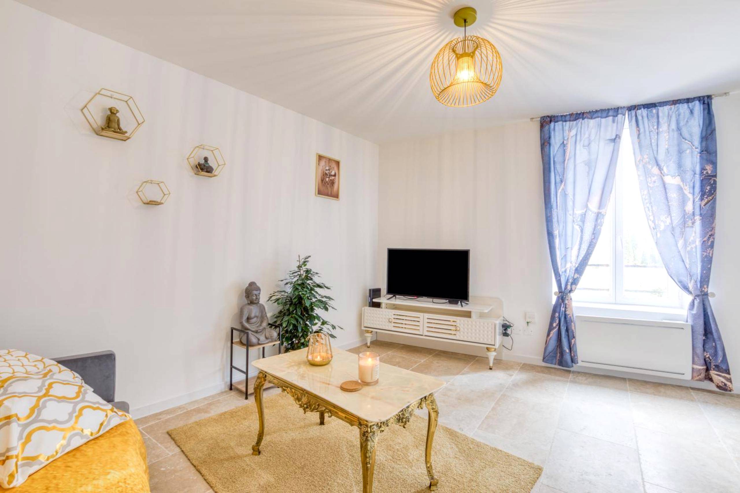 Salon avec télévision et table basse dorée - Le love baroque