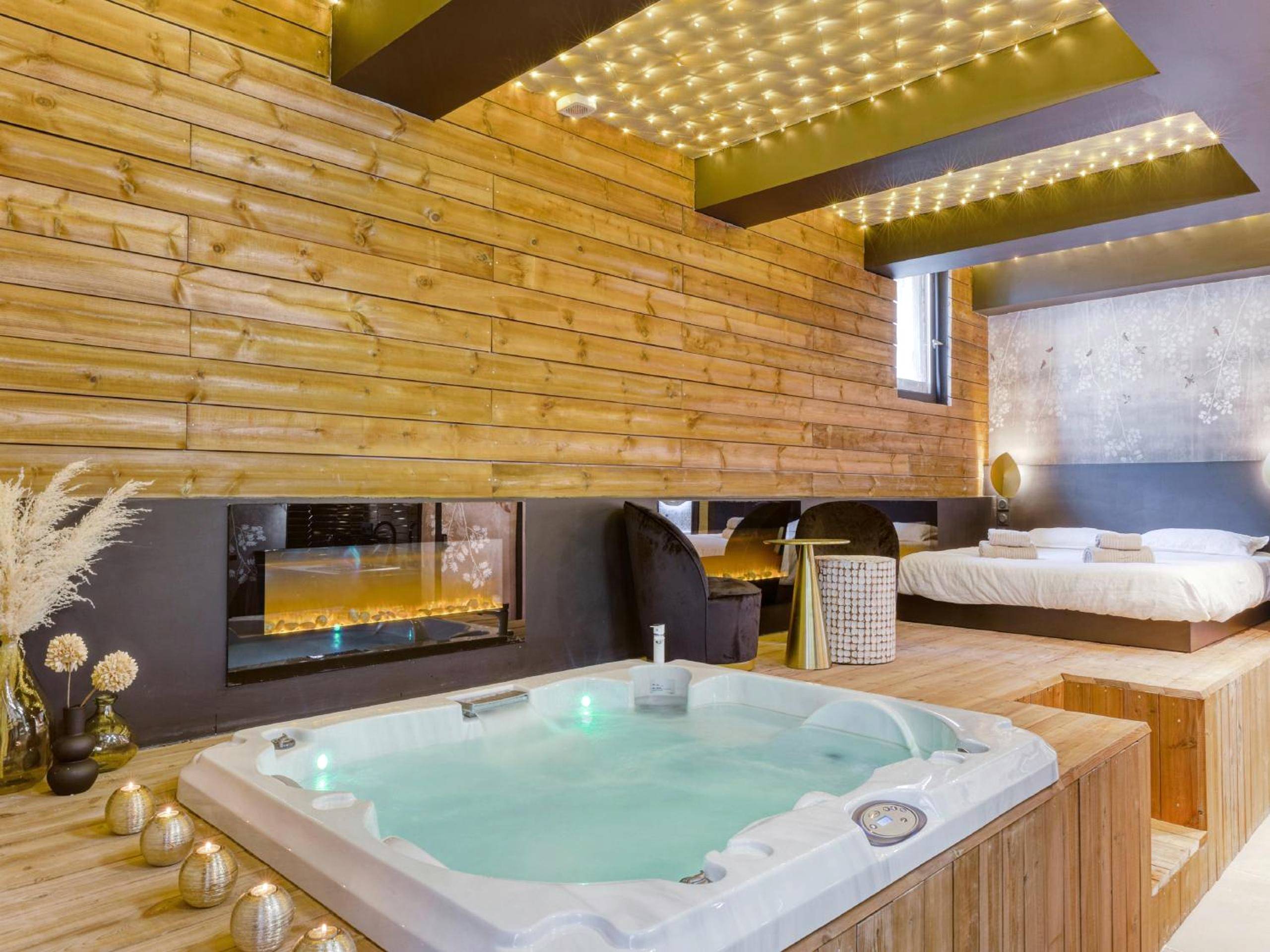 Jacuzzi privatif et mur en bois avec bougies - Love Room La Ciotat - LOVE IN LA CIOTAT