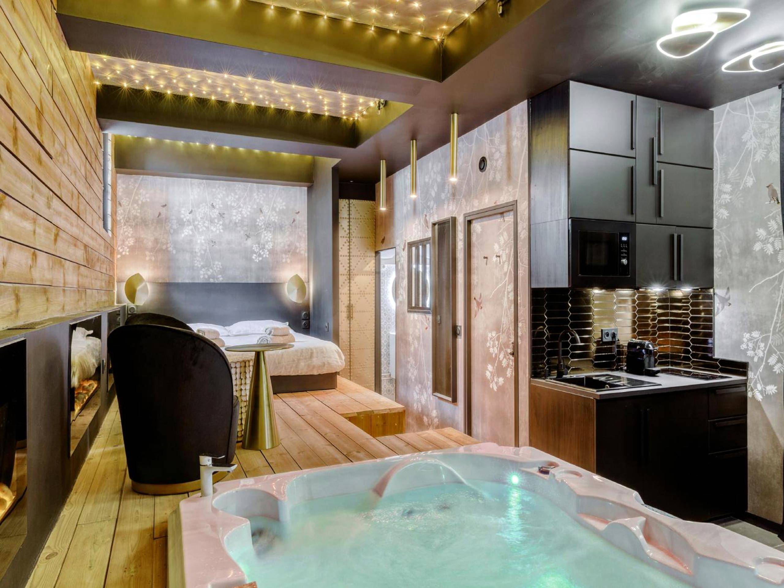 Vue d'ensemble avec jacuzzi, salon et cuisine - LOVE IN LA CIOTAT