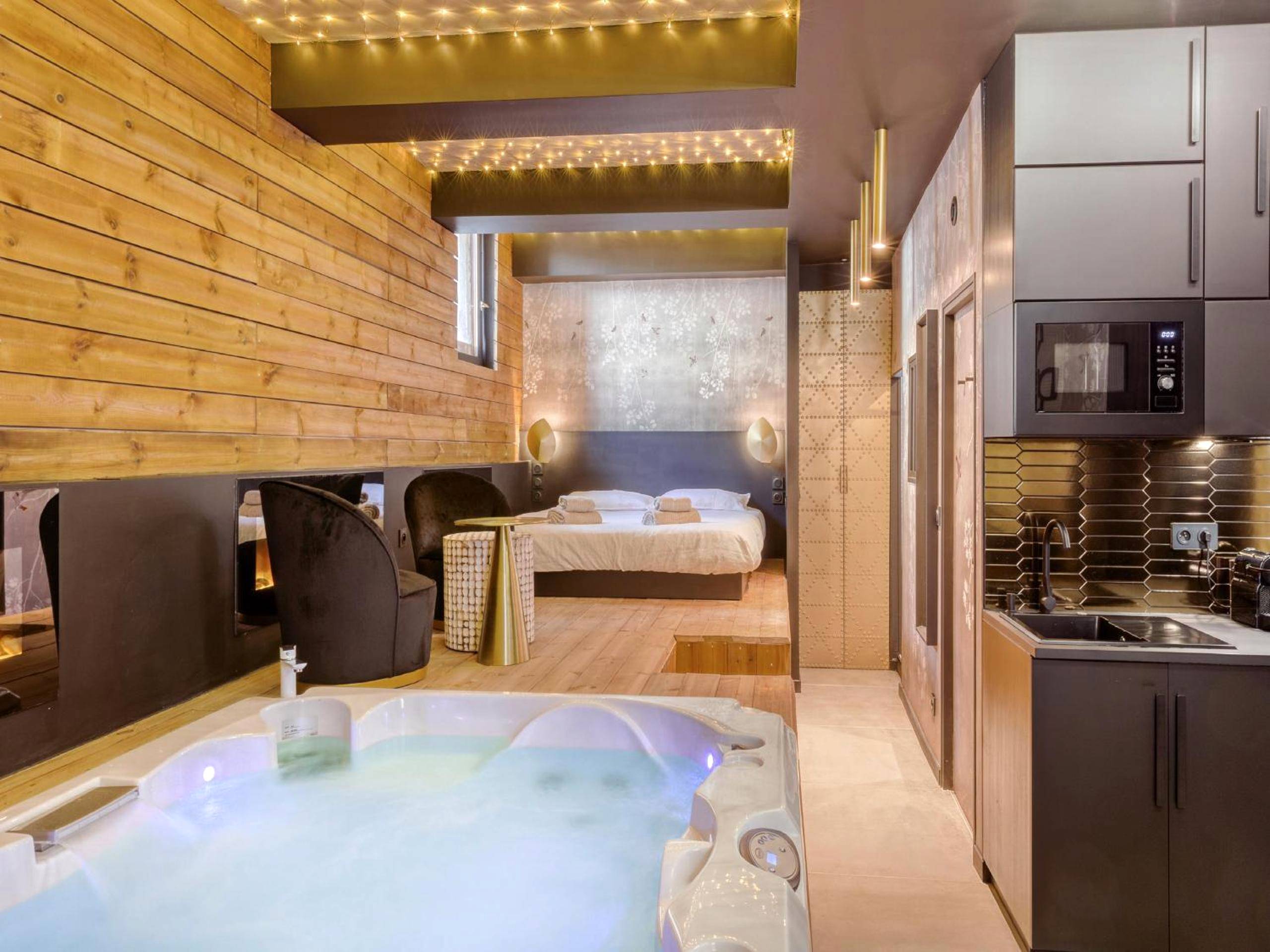 Espace cuisine équipée et jacuzzi éclairé - LOVE IN LA CIOTAT
