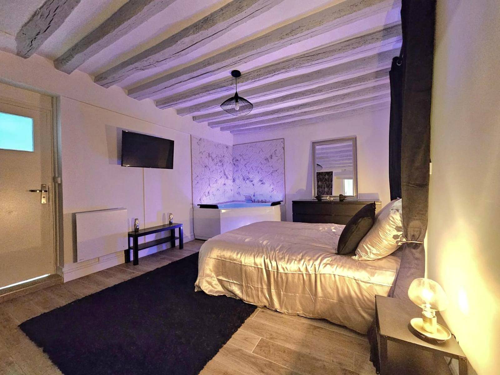 Chambre avec lit king size et jacuzzi privatif - Love Room Nemours - Love Escape