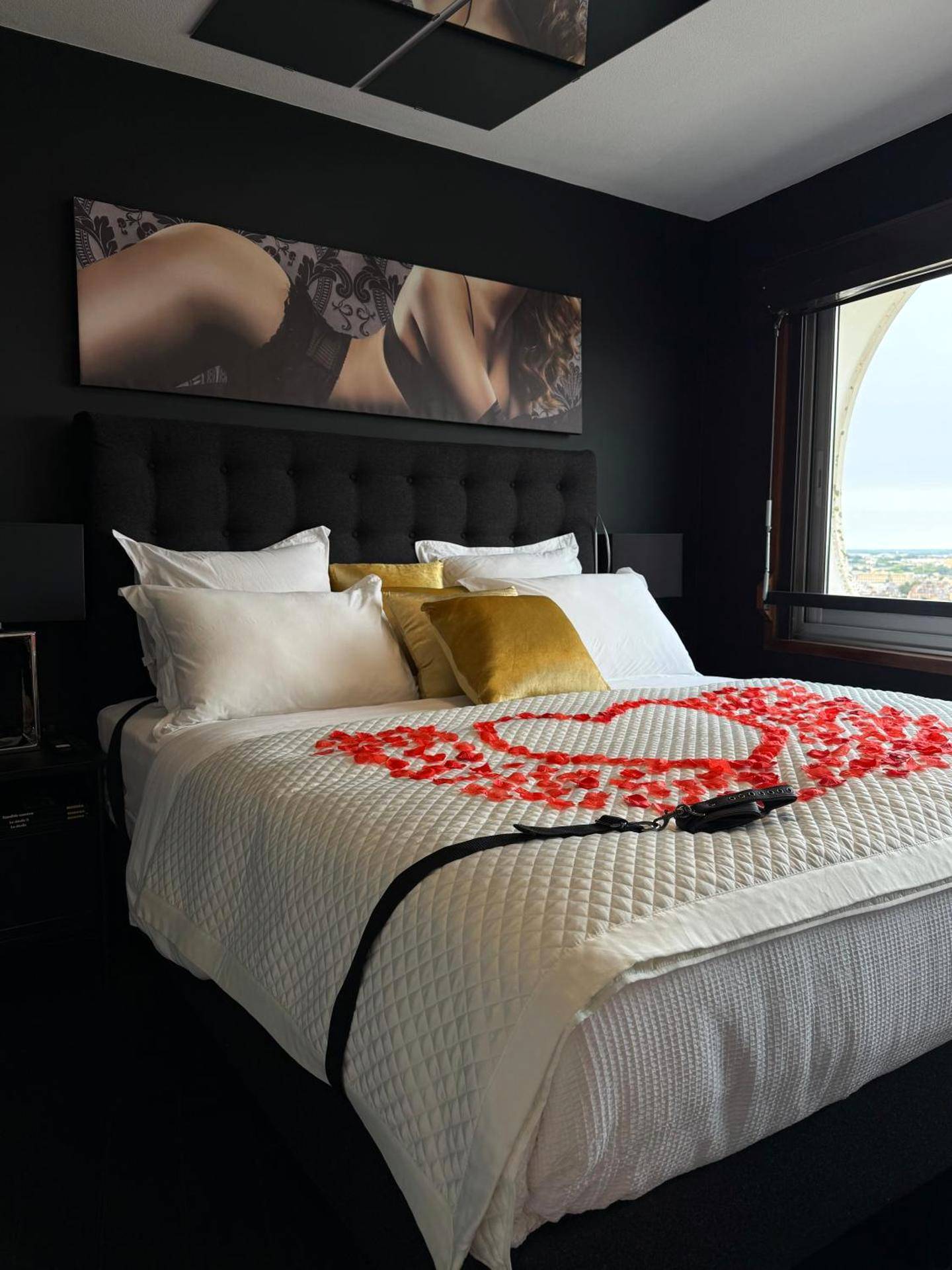 Lit king size avec cœur en pétales de rose - Love Room Rennes - Love Horizons - Suite vue panoramique - Spa privatif -...