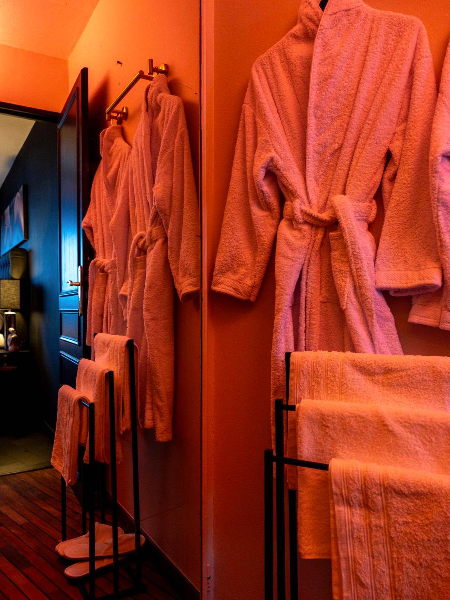Peignoirs et serviettes sous lumière tamisée - Love Horizons - Suite vue panoramique - Spa privatif - Rennes Centre