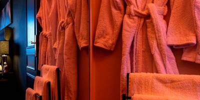 Peignoirs et serviettes sous lumière tamisée - Love Horizons - Suite vue panoramique - Spa privatif - Rennes Centre