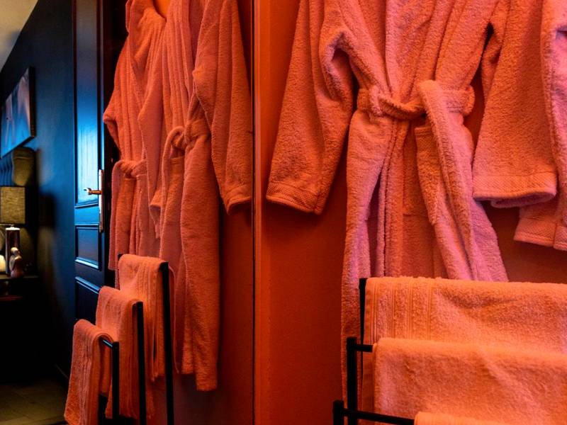 Peignoirs et serviettes sous lumière tamisée - Love Horizons - Suite vue panoramique - Spa privatif - Rennes Centre