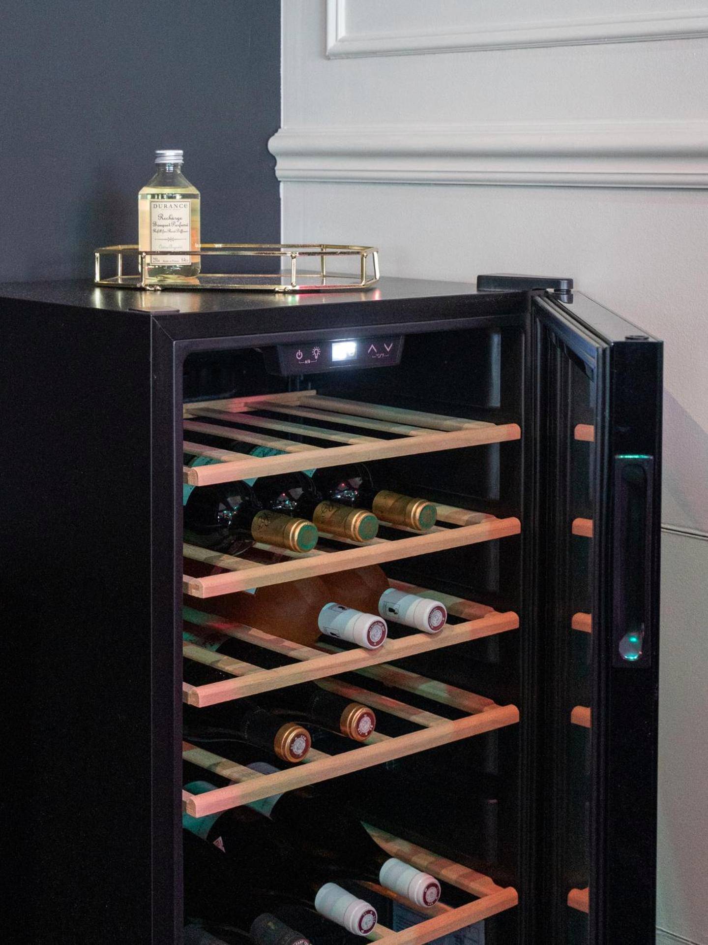 Cave à vin garnie et bouteille de parfum - Love Horizons - Suite vue panoramique - Spa privatif - Rennes Centre