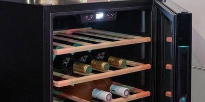 Cave à vin garnie et bouteille de parfum - Love Horizons - Suite vue panoramique - Spa privatif - Rennes Centre