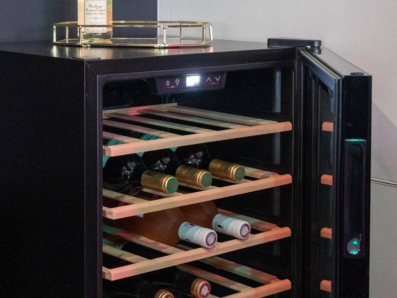 Cave à vin garnie et bouteille de parfum - Love Horizons - Suite vue panoramique - Spa privatif - Rennes Centre