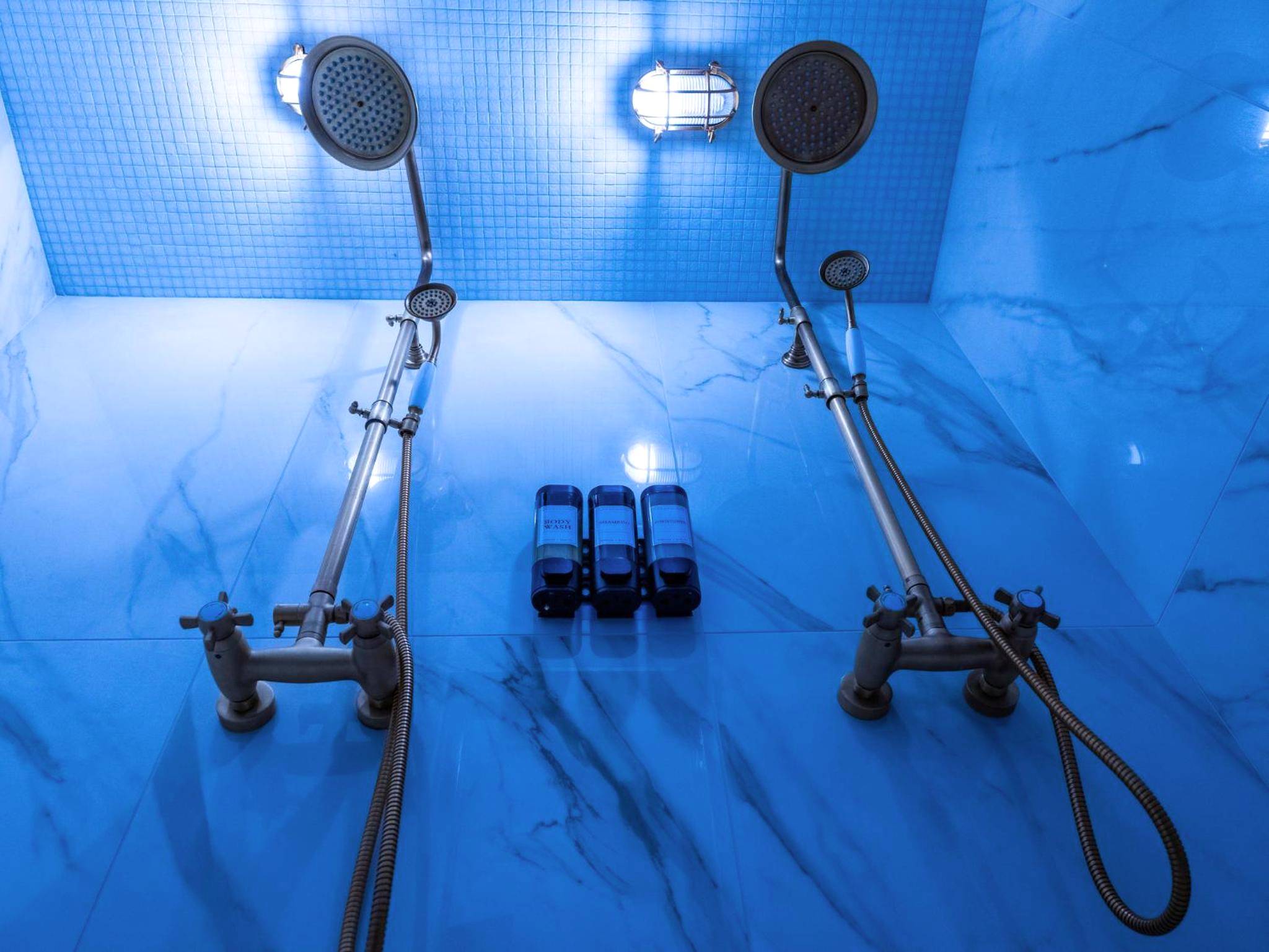 Double douche à l'italienne avec éclairage bleu - Love Horizons - Suite vue panoramique - Spa privatif - Rennes Centre