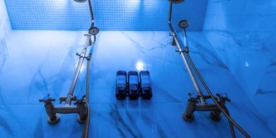 Double douche à l'italienne avec éclairage bleu - Love Horizons - Suite vue panoramique - Spa privatif - Rennes Centre