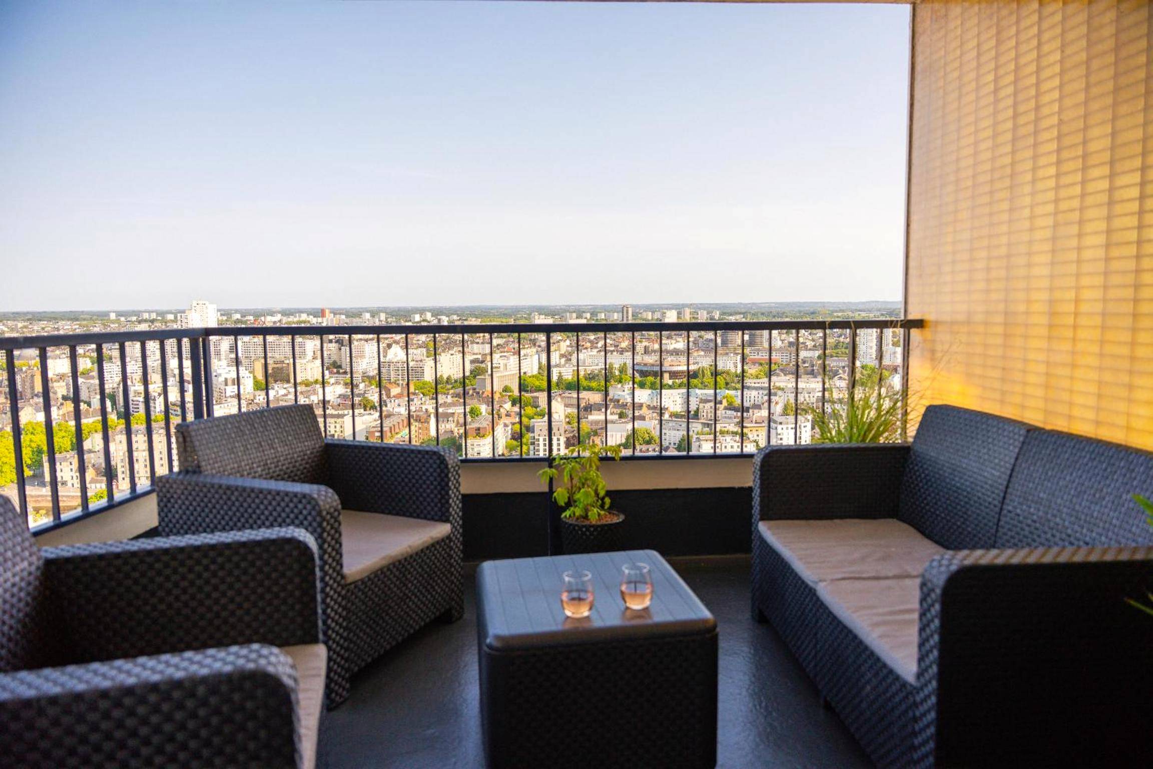 Balcon aménagé avec vue panoramique sur la ville - Love Horizons - Suite vue panoramique - Spa privatif - Rennes Centre