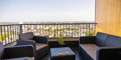 Balcon aménagé avec vue panoramique sur la ville - Love Horizons - Suite vue panoramique - Spa privatif - Rennes Centre