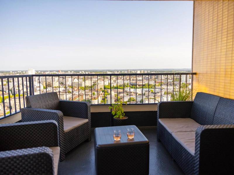 Balcon aménagé avec vue panoramique sur la ville - Love Horizons - Suite vue panoramique - Spa privatif - Rennes Centre