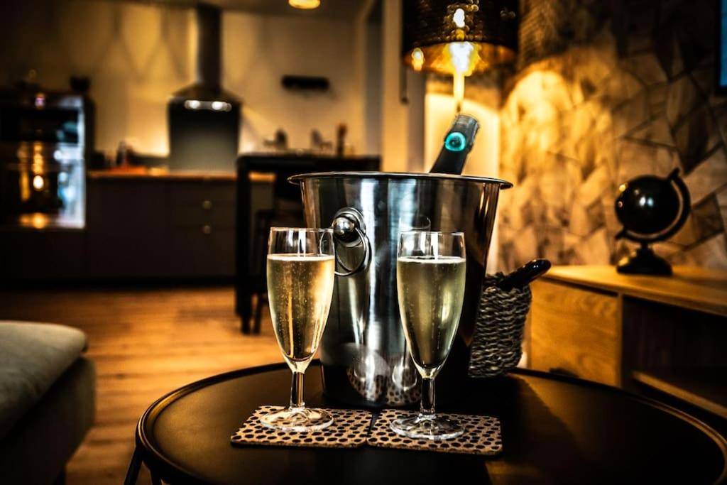 Flûtes de champagne et seau à glace - Love Room Ozerailles - La Sublime Love House
