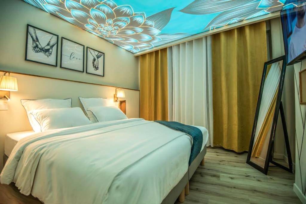 Chambre avec plafond décoré et lit king size - La Sublime Love House