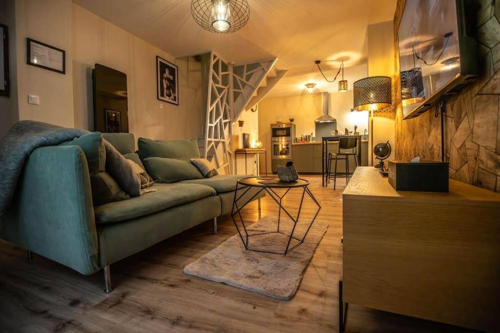 Salon chaleureux avec canapé et télévision - La Sublime Love House