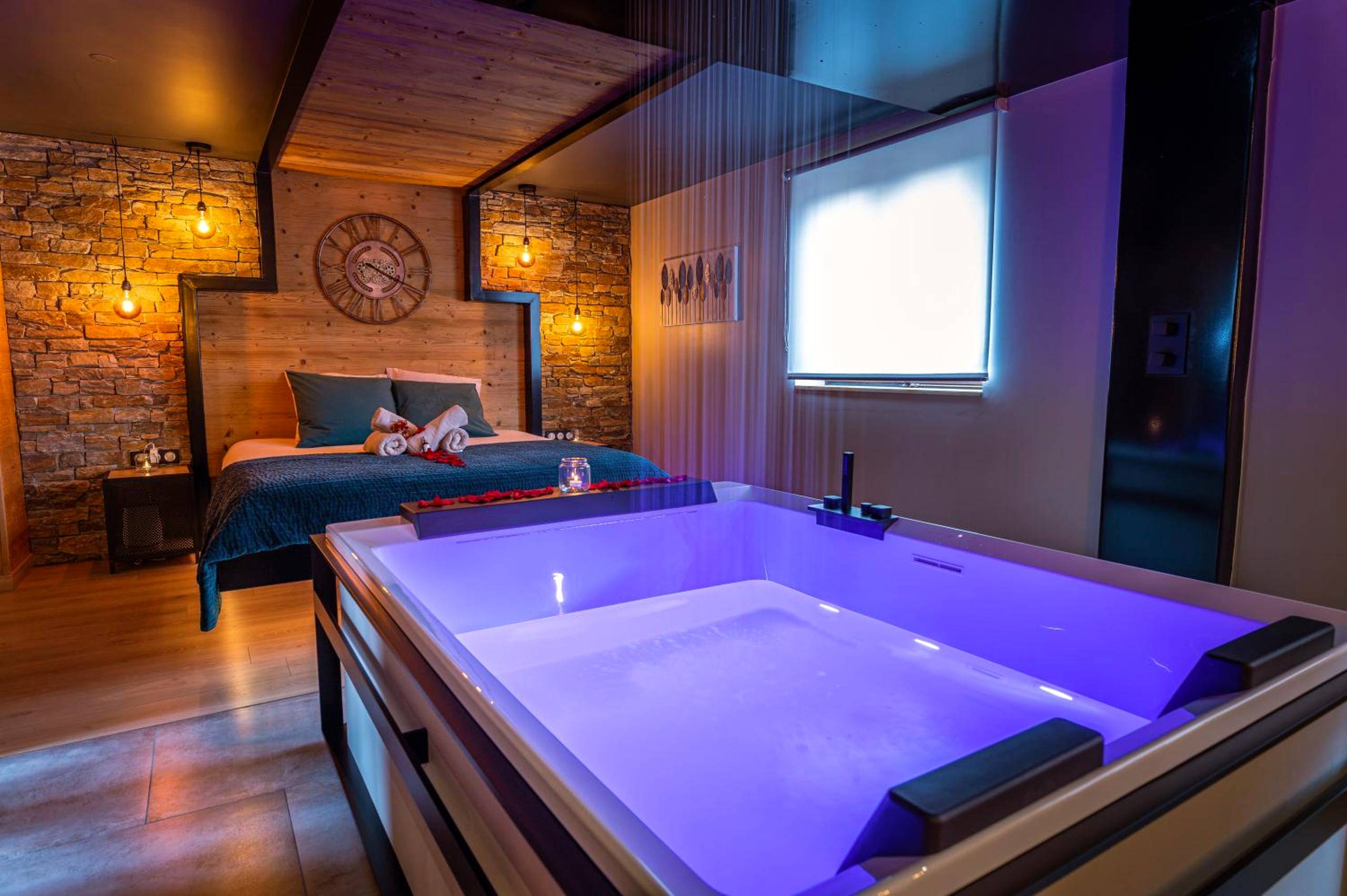 Vue principale - Love Room Bischoffsheim - Love industrie & spa - Suite Romantique en Alsace - Spa privatif et garage
