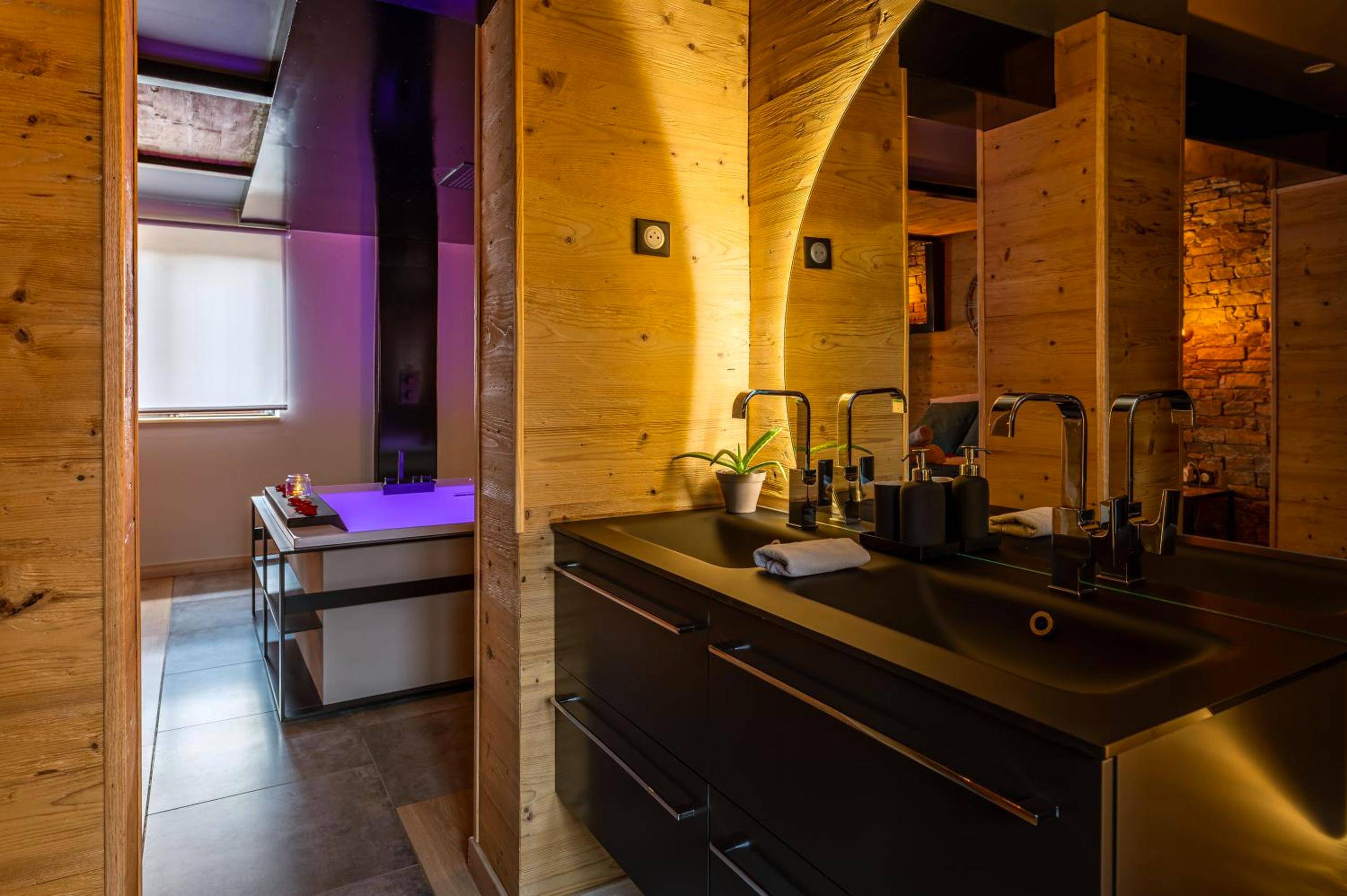 Vue interieure - Love industrie & spa - Suite Romantique en Alsace - Spa privatif et garage