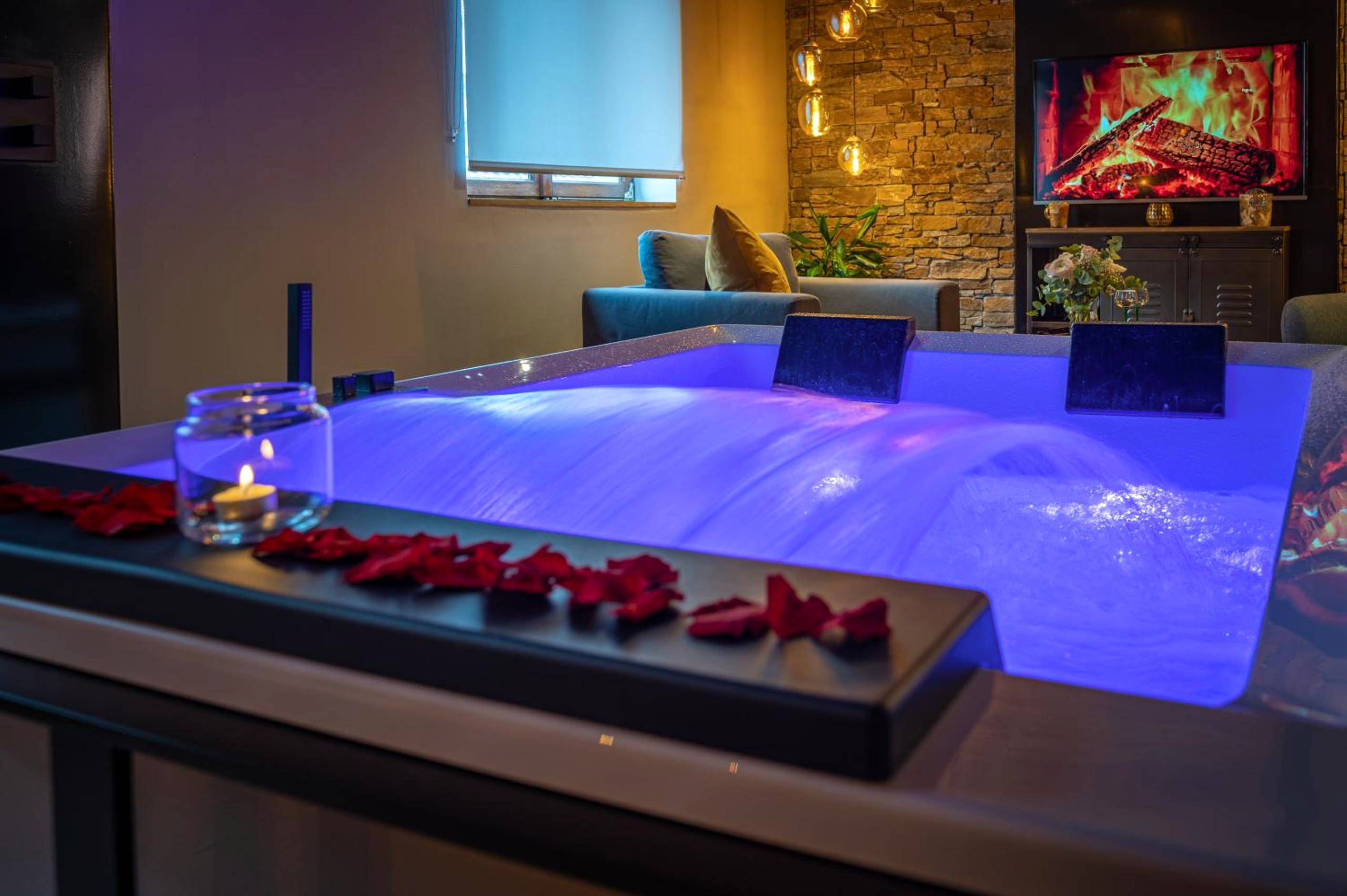 Photo du logement - Love industrie & spa - Suite Romantique en Alsace - Spa privatif et garage
