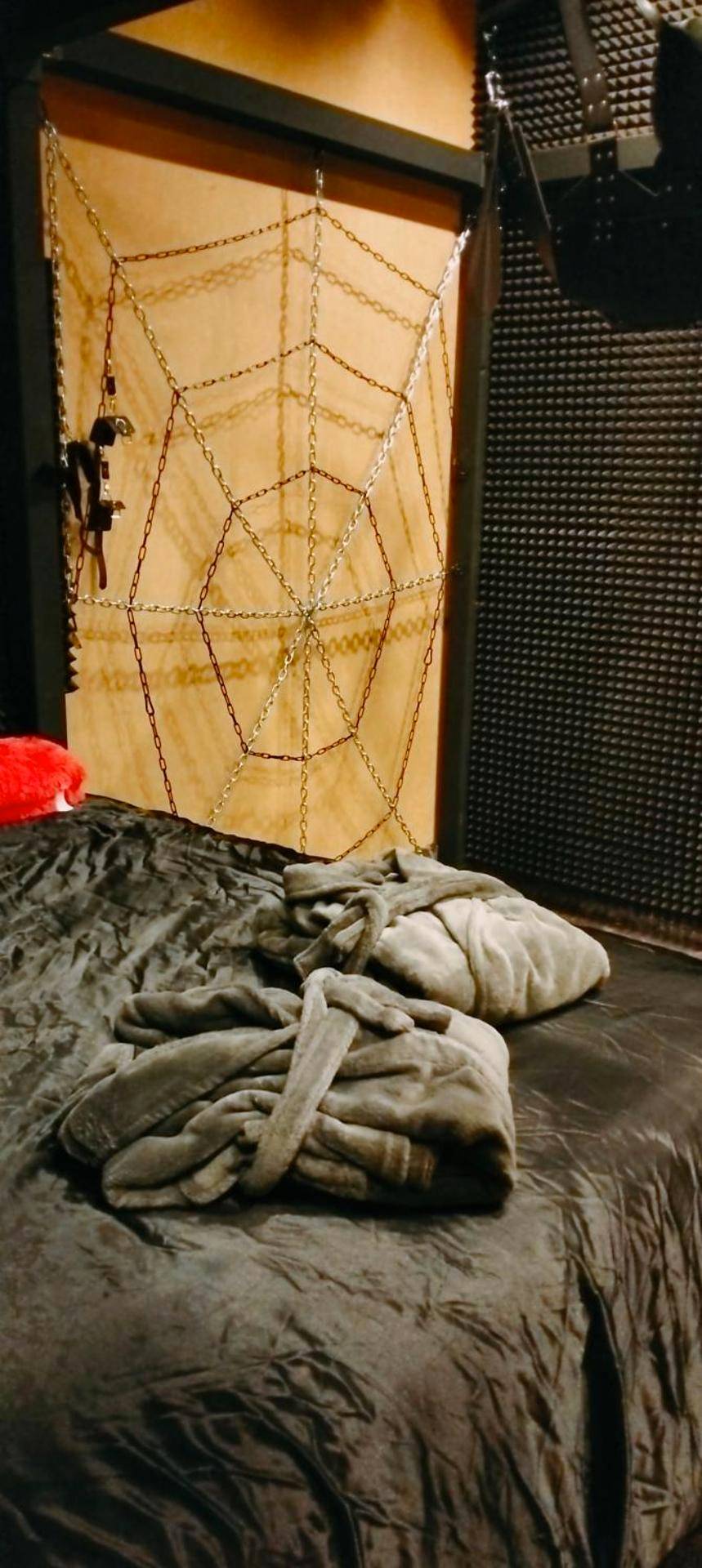 Toile d'araignée en chaînes et peignoirs - la love interdite chez loveroomToulon, parking et wifi gratuits