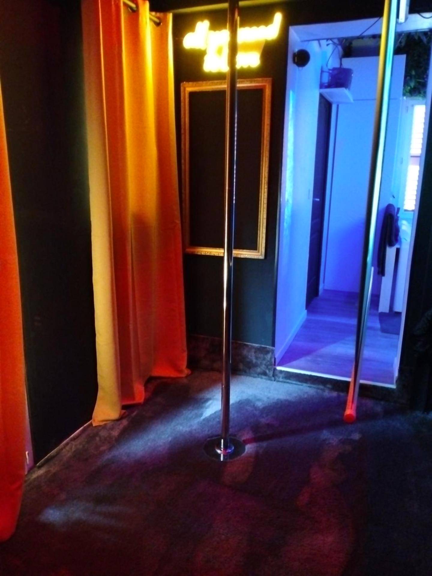 Photo du logement - la love interdite chez loveroomToulon, parking et wifi gratuits