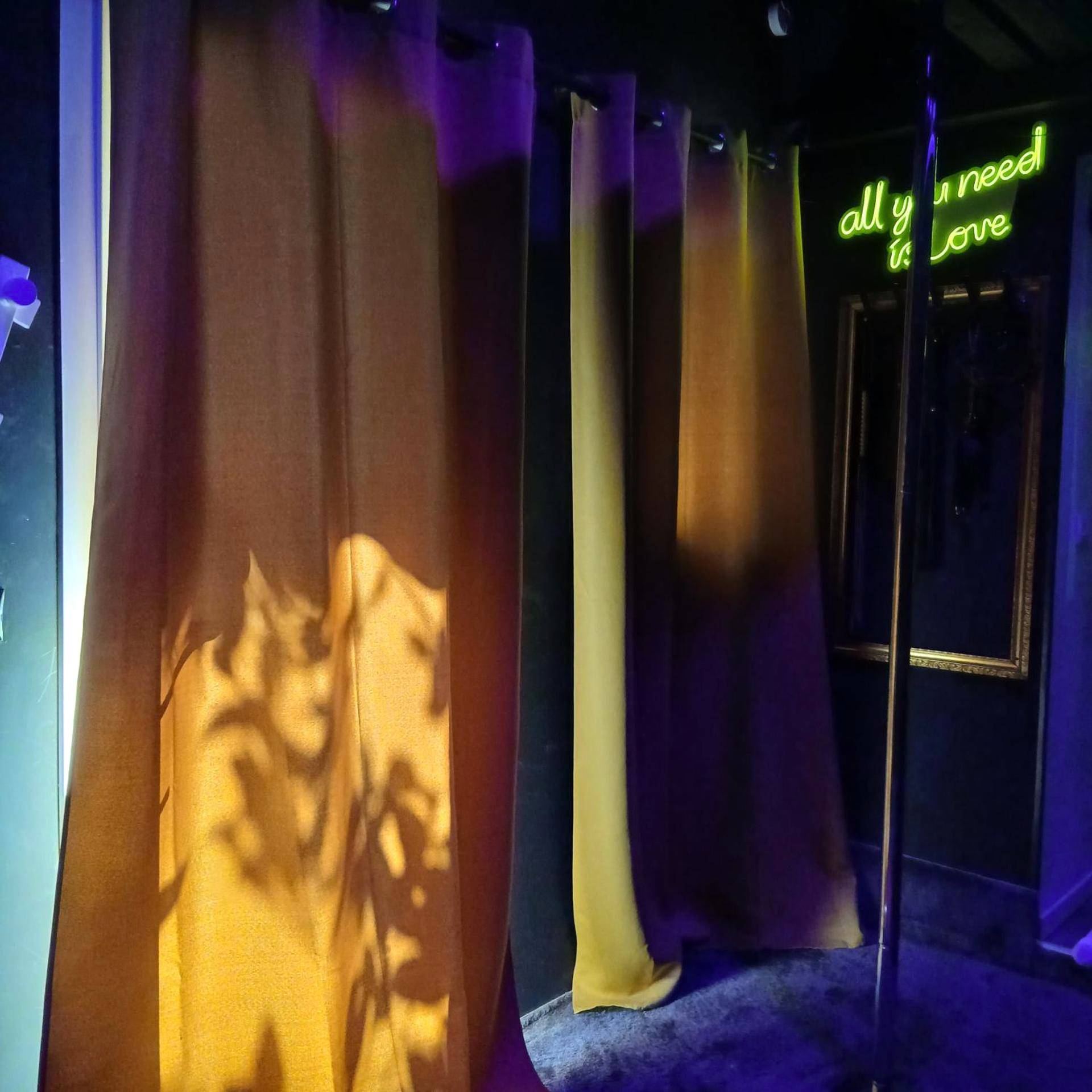 Photo du logement - la love interdite chez loveroomToulon, parking et wifi gratuits - Toulon