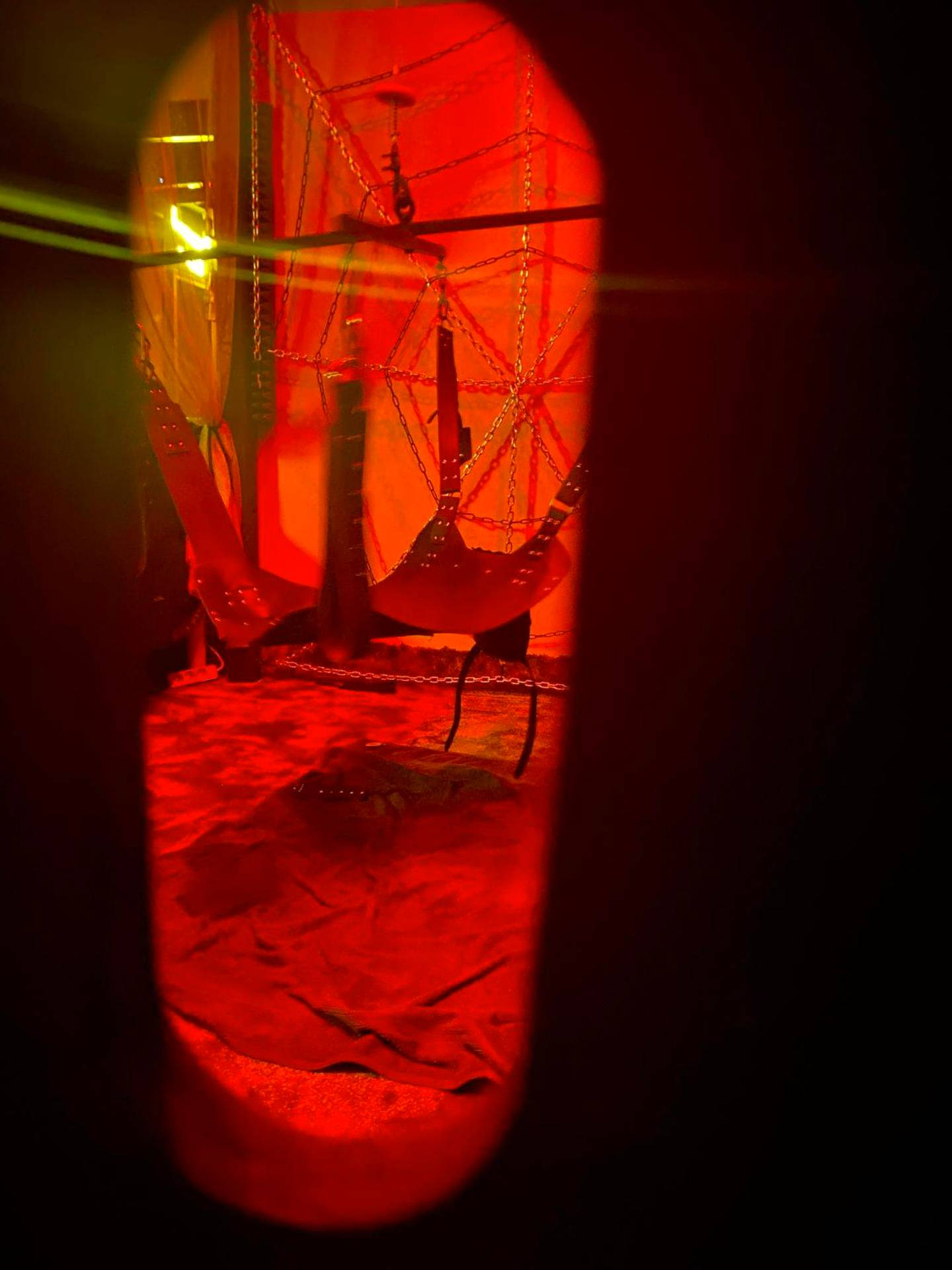 Balançoire érotique sous lumière rouge - la love interdite chez loveroomToulon, parking et wifi gratuits