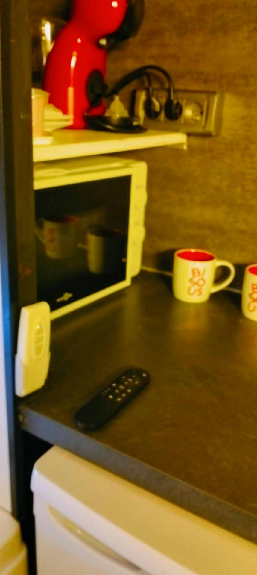 Espace cuisine avec micro - ondes et machine à café - la love interdite chez loveroomToulon, parking et wifi gratuits